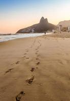 pasos sobre la arena en Río de Janeiro, Brasil foto