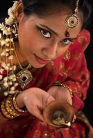 Diwali mujer india con lámpara de aceite
