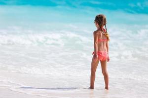 adorable niña en la playa foto