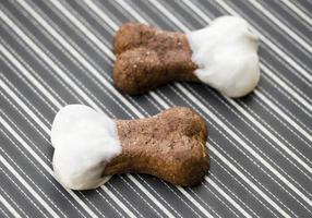 dos huesos de perro bañados en chocolate blanco foto