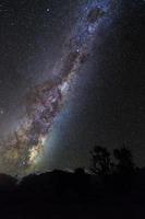 Vía Láctea sobre los Alpes del sur de Nueva Zelanda foto