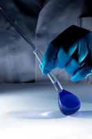 matraz de laboratorio con líquido azul