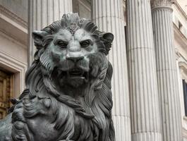 lion statue photo