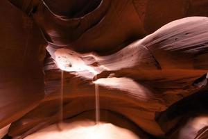 sorprendentes patrones de luz y arenisca en el cañón del antílope, utah foto