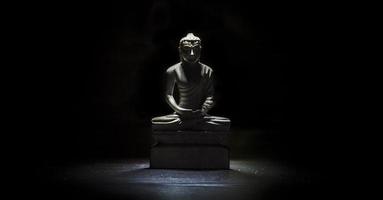 estatua de Buda en una mesa foto