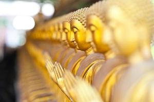 estatua dorada de Buda foto