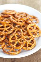 Close-up pan horneado pretzel snack foto