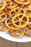Close-up pan horneado pretzel snack foto
