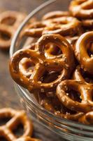 mini pretzels marrones orgánicos con sal foto