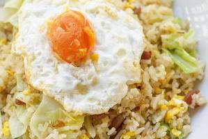 arroz frito con chorizo chino y yema de huevo salada