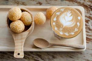 latte art café y dulces huevos cisne foto
