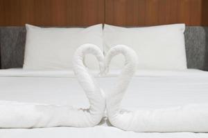 cisnes hechos de toallas en la cama.
