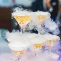 línea de diferentes cócteles de alcohol en una fiesta nocturna al aire libre foto