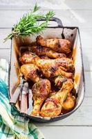 muslos de pollo caliente en la cocina de verano foto