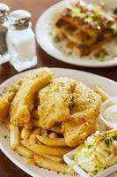 pescado y patatas fritas con tostadas de camarones foto