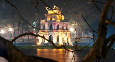 Hanoi, Vietnam. torre de tortuga o tortuga en el lago hoan kiem