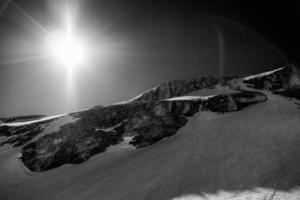 vista a la montaña en los Alpes contra la luz solar directa