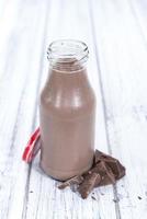 leche con chocolate en una botella pequeña foto