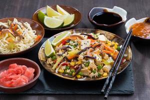 almuerzo asiático - arroz frito con tofu y vegetales