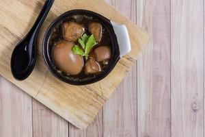 comida tailandesa: huevo guisado con carne de cerdo y tofu