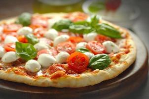 pizza de tomate y mozzarella recién horneada foto