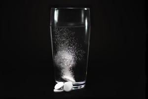 tableta de disolución en vaso de agua