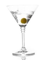 Copa de martini con aceituna aislado en blanco