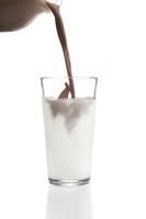 el cacao se vierte en un vaso con leche foto