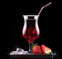 Berry Cooler Cocktail en un negro foto