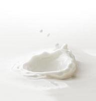 salpicaduras de leche sobre leche ya derramada foto