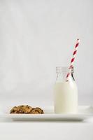 Merienda contemporánea de leche y galletas navideñas para santa vertical