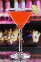 Martini rojo cóctel en un vaso en un bar. foto