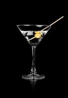copa de martini y aceitunas aisladas en negro
