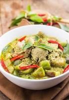 curry de cerdo verde, cocina tailandesa foto