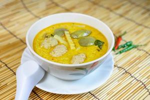 bola de cerdo verde al curry, cocina tailandesa foto