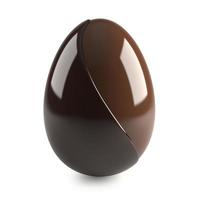huevo de pascua de chocolate sobre fondo blanco