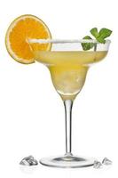 jugo de naranja en copa de martini foto