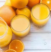 jugo de naranja fresco en mesa de madera foto