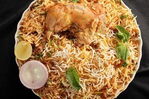 Hyderabadi Biryani es un plato popular a base de pollo o cordero foto