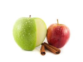 manzana verde y roja en rodajas aislada (canela) foto