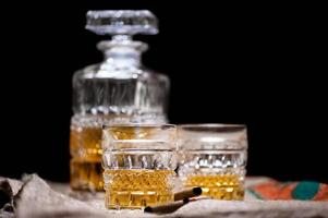 whisky y whisky en madera con botella de bar foto