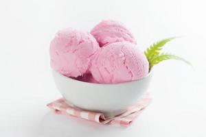 helado rosa en un tazón foto