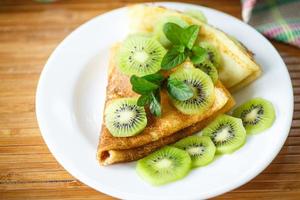 Pancakes with kiwi