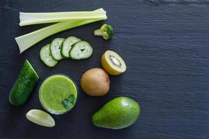 ingredientes de batido verde: aguacate, manzana, pepino, kiwi, limón, apio foto