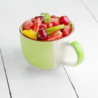 taza con frutas