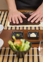 Chef mujer lista para preparar rollos de sushi japonés