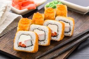 rollo de sushi frito con camarones y caviar