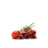 lonchas de jamón de parma y tomate cherry con rama de romero foto