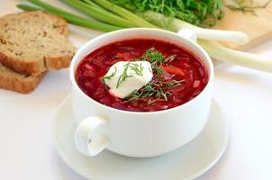sopa de borscht roja con eneldo foto