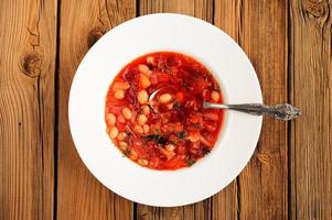 porción de sopa de remolacha roja rusa casera borsch con frijol foto